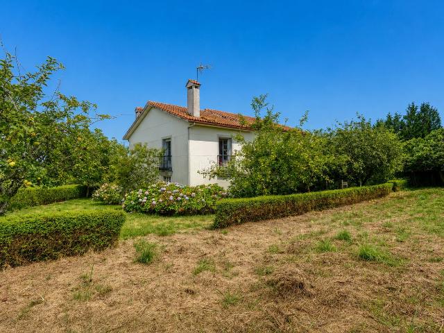 Chalet en venta en Abegondo. ¡Tu oasis de tranquilidad y espacio en Abegondo te espera!. Chalets.