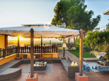 Chalet en venta en Abrera. Casa amb jardí i vistes a Montserrat. Chalets.