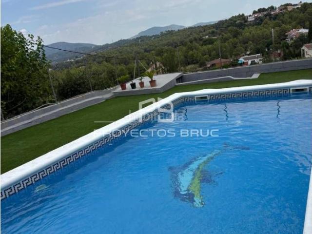 Chalet en venta en Abrera. En Abrera Exclusiva Torre en venta. Zona Les Carpes. Chalets.