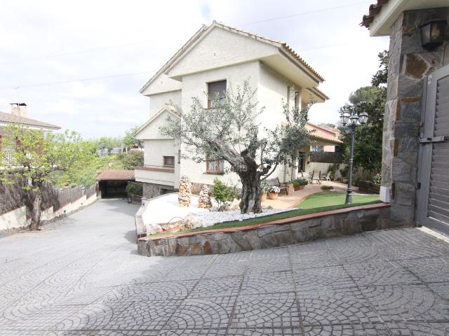 Chalet en venta en Abrera. Espectacular chalet 4 habitaciones, estudio, garaje y piscina en las Carpas. Chalets.