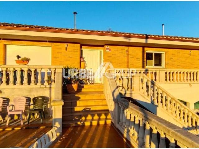 Chalet en venta en Abrera. CHALET EN ABRERA CON VISTAS DESPEJADAS A LA MONTAÑA. Chalets.