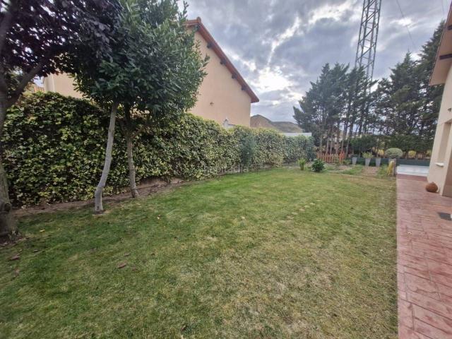 Chalet en venta en Agoncillo. CHALET EN PARCELA INDIVIDUAL EN URBANIZACIÓN A 5 MINUTOS DE LOGROÑO. Chalets.