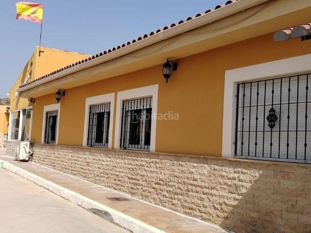 Chalet en venta en Agost. SE VENDE CHALET EN MUY BUENA ZONA PEGADO AL PUEBO Y A 20 MINUTOS DE ALICANTE. Chalets.