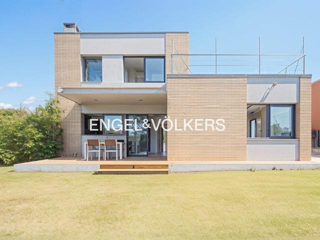 Chalet en venta en calle Del Pou, Aiguaviva, de 260 m² 4 habitaciones por 595.000