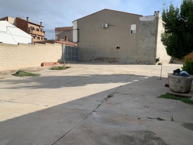 Chalet en venta en Alameda de la Sagra. Chalet independiente con gran parcela, amplia nave, piscina y opción de segregación con gran posibilidad de construir varias vivie. Chalets Alameda de la.