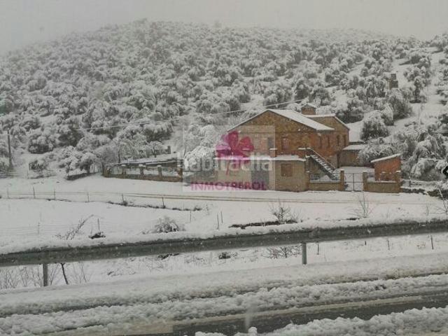 Chalet en venta en Alanís. OPORTUNIDAD FINCA IDEAL PARA TURISMO RURAL con Chalet Independiente, de 8.000m² aprox de parcela con olivos. Situada entre Alan. Chalets.