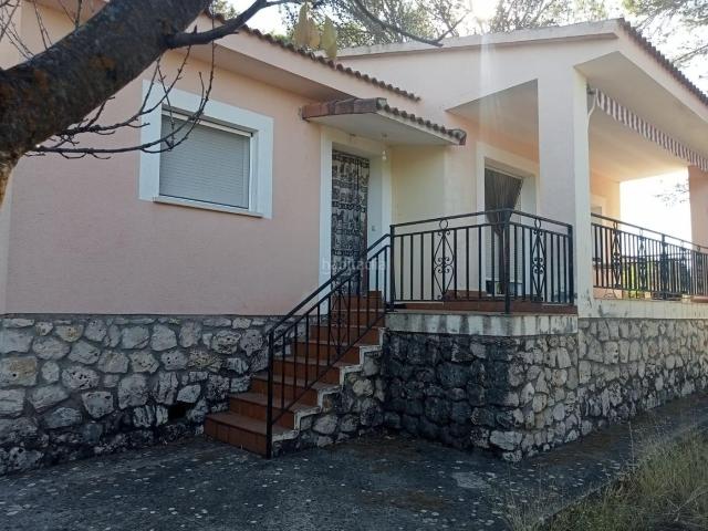 Chalet en venta en Albalate de Zorita. Chalet independiente de una sola planta con parcela llana de 955 m2 en una de las mejores zonas de la urbanización Nueva Sierra. Chalets Albalate de.