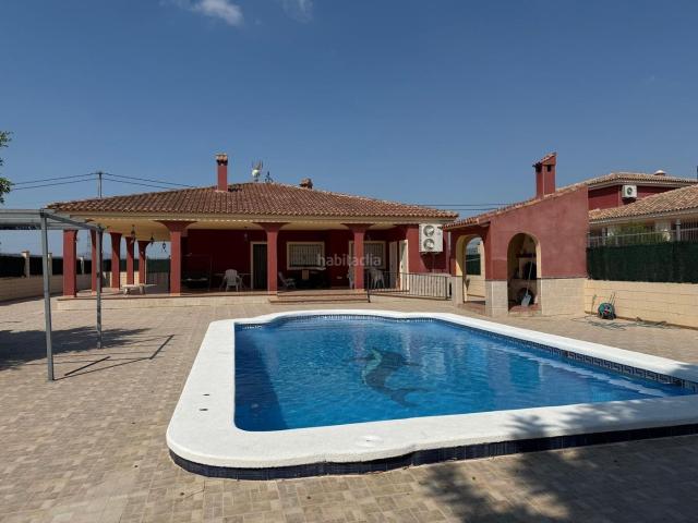 Chalet en venta en Albatera. Chalet en venta con piscina y 17.000m2 de terreno en producción. Chalets.