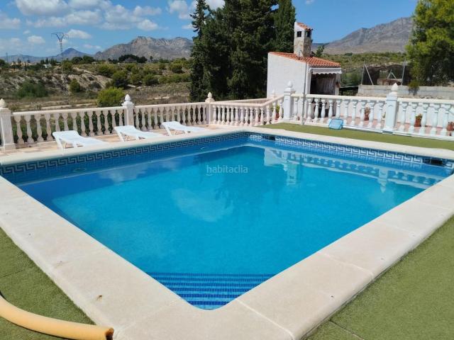 Chalet en venta en Albatera. Lomas de Albatera Tu refugio de libertad absoluta ante cualquier imprevisto. Chalets.