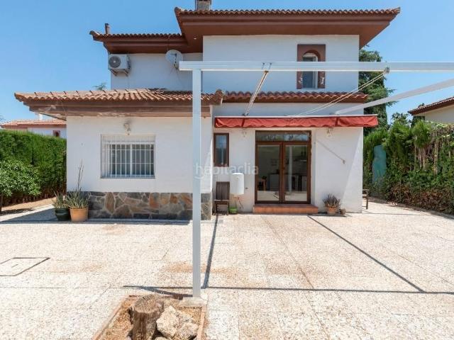 Chalet en venta en Albolote. Magnífica casa con parcela en urbanización privada con piscina comunitaria. Chalets.