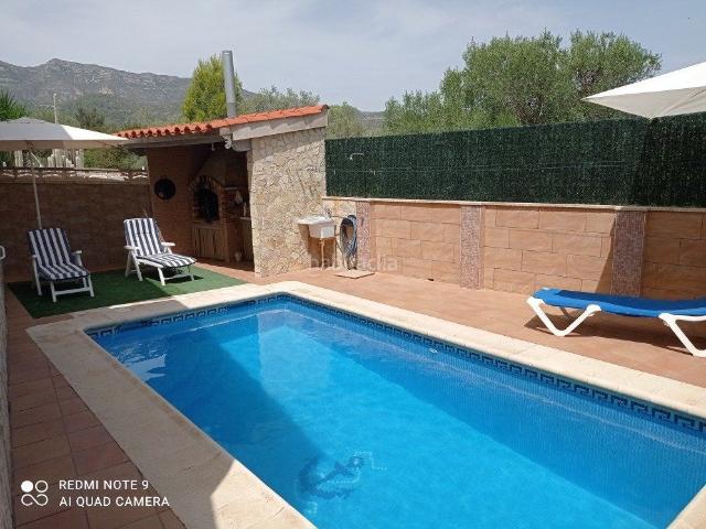 Chalet en venta en Alcanar Costa Dorada. Chalet de 180 m2, 5 dormitorios, piscina, barbacoa. A 300 me del mar. Chalets.