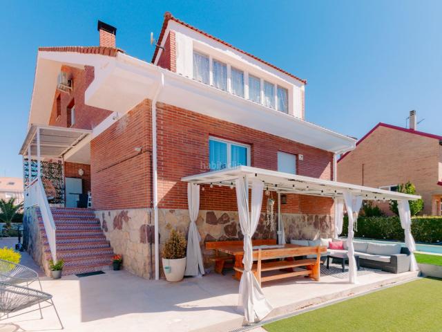 Chalet en venta en Azuqueca de Henares, Centro Barrio las Doscientas. VENTA CHALET INDEPENDIENTE EN AZUQUECA DE HENARES. Chalets Azuqueca de.