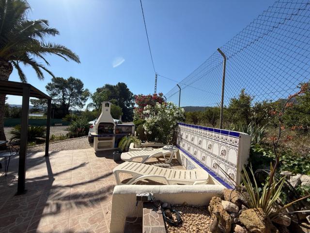 Chalet en venta en Alcalalí. EXCLUSIVA PROPIEDAD URBANA CON VIVIENDA EXISTENTE, JARDINES CONSOLIDADOS Y EXCEPCIONAL POTENCIAL DE DESARROLLO. Chalets.