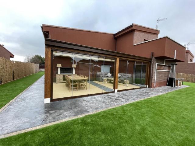 Chalet en venta en Aldeamayor de San Martín. Oportunidad Chalet Independiente en Urbanización El Soto de cuatro dormitorios. Chalets Aldeamayor de San.
