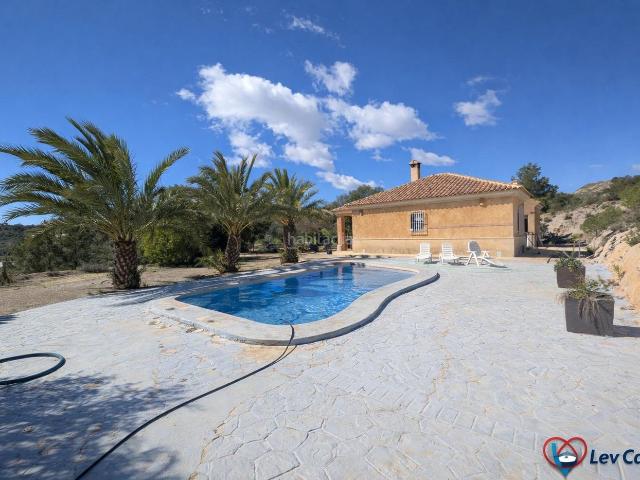 Chalet en venta en Aledo. Casa rural en venta en Aledo Murcia con piscina, licencia turística y gran parcela. Chalets.