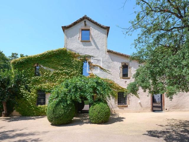 Chalet en venta en Alella. Majestuosa Masía histórica en venta en Alella con 5 dormitorios suite. Chalets.