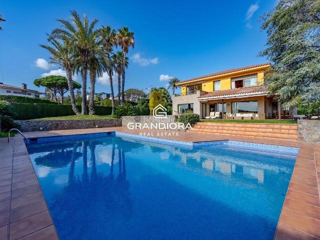 Chalet en venta en Alella. Casa de lujo en Can Teixidó con jardín plano, piscina y vistas al mar. Chalets.