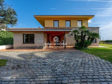 Chalet en venta en Alella. Casa de lujo en Can Teixidó con jardín plano, piscina y vistas al mar. Chalets.
