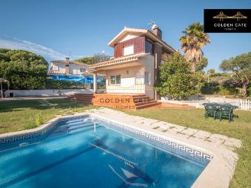Chalet en venta en Alella. Casa Unifamiliar en Alella: Tu Refugio Ideal. Chalets.