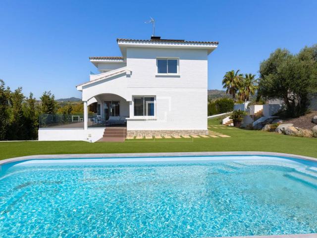 Chalet en venta en Alella. Casa villa en excelentes condiciones de 6 dormitorios en venta en Alella. Chalets.