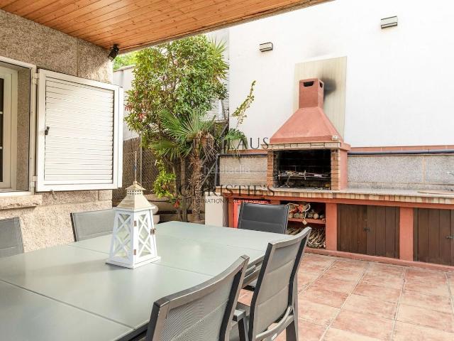 Chalet en venta en Alella. Chalet independiente con piscina, 5 habitaciones y vistas en Alella. Chalets.