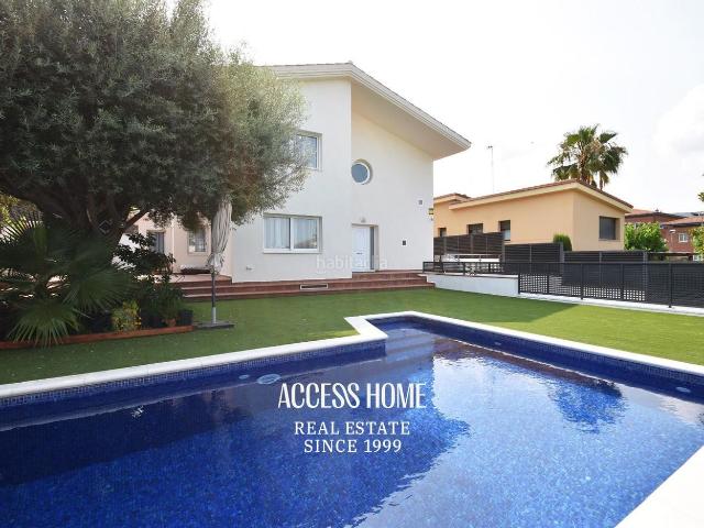 Chalet en venta en Alella. Excelente casa con piscina en La Serreta, Alella. Chalets.