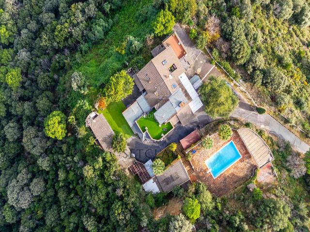 Chalet en venta en Alella. Gran finca con 3 viviendas, piscina y una gran parcela en Alella Coma Fosca Can Comulada. Chalets.