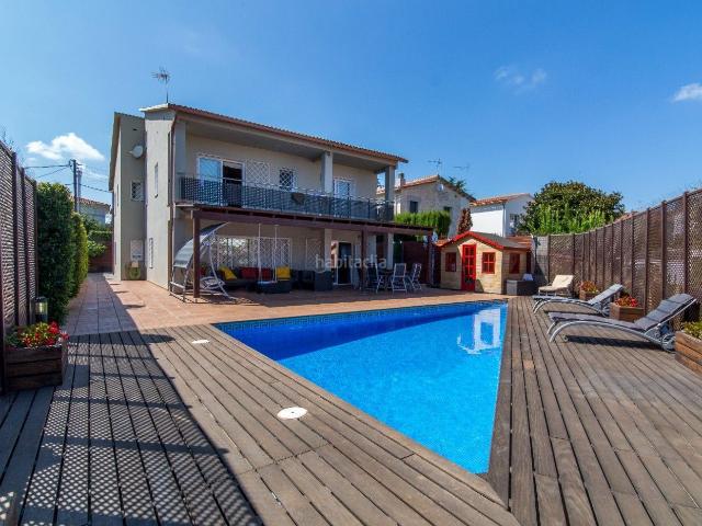 Chalet en venta en Alella. PRECIOSA CON PISCINA. Chalets.