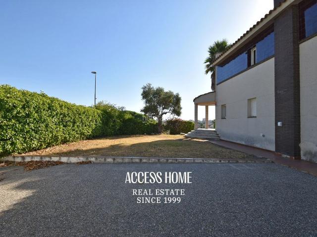 Chalet en venta en Alella. Villa con piscina y vistas al mar en Can Teixidó, Alella. Chalets.