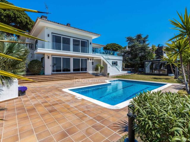 Chalet en venta en Alella. Villa de 6 dormitorios en venta en Can Teixidó, Alella. Chalets.
