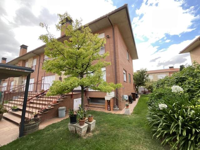 Chalet en venta en Alesanco. Espectacular Unifamiliar en pleno centro de Alesanco. La Rioja. Chalets.