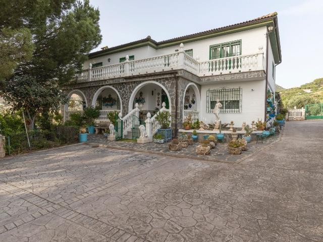 Chalet en venta en Alfacar. Chalet con Piscina y parcela 7.000 en Alfacar. Chalets.
