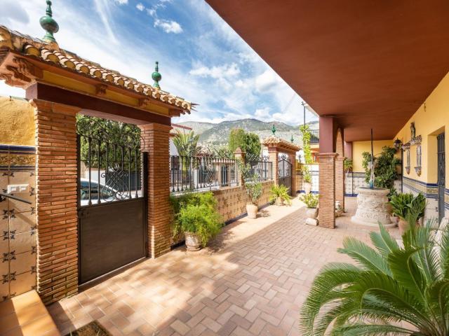 Chalet en venta en Alfacar. SE VENDE MAGNIFICA CASA AMUEBLADA CON PISCINA PRIVADA Y GARAJE EN ALFACAR_GRANADA. Chalets.
