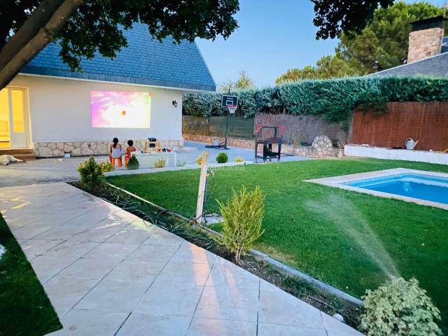 Chalet en venta en Algete, Ciudad Jardín Valderrey. Chalet independiente de 390 m2 en parcela de 1.000 m2 CON PISCINA. Chalets.