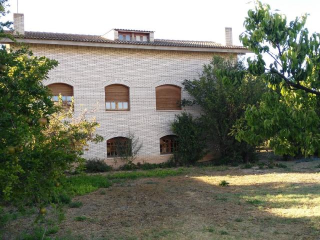 Chalet en venta en Alguaire. Xalet amb jardí i piscina en zona privilegiada a Almenar. Chalets.