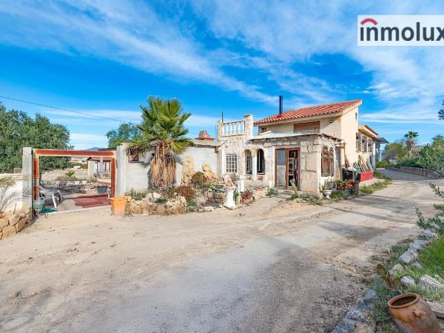 Chalet en venta en Alicante, Fontcalent. FINCA CON EDIFICACIONES Y GRAN PARCELA. Chalets.