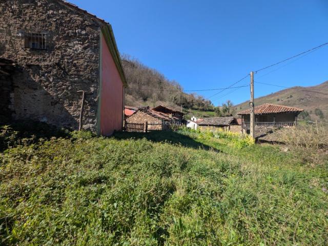 Chalet en venta en Aller. CASA CON GALERIA, ANTOJANA Y ALMACÉN. Chalets.