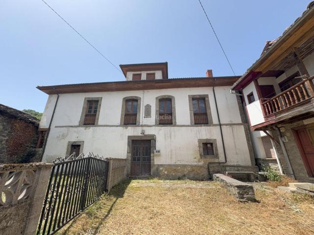 Chalet en venta en Aller. CASONA ASTURIANA DE 1884 CON FINCA Y VISTAS UNICAS EN CASOMERA ALLER. Chalets.