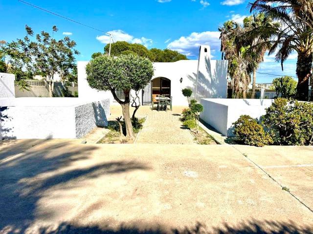 Chalet en venta en Almería, El Alquián. Chalet en El Alquián con parcela de 2.336 m² y vivienda de 238 m² en suelo urbano. Chalets.