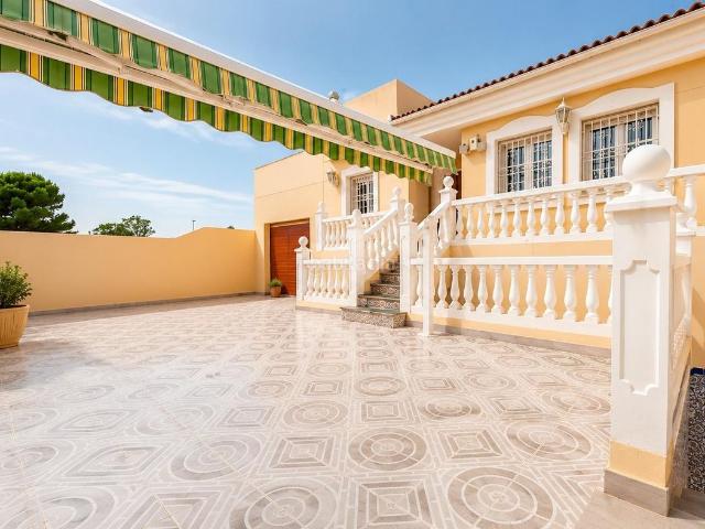 Casa pareada en venta en Almería, Retamar. Espléndido Chalet en Retamar, Almería Oportunidad Única por 459.000. Casas pareadas.