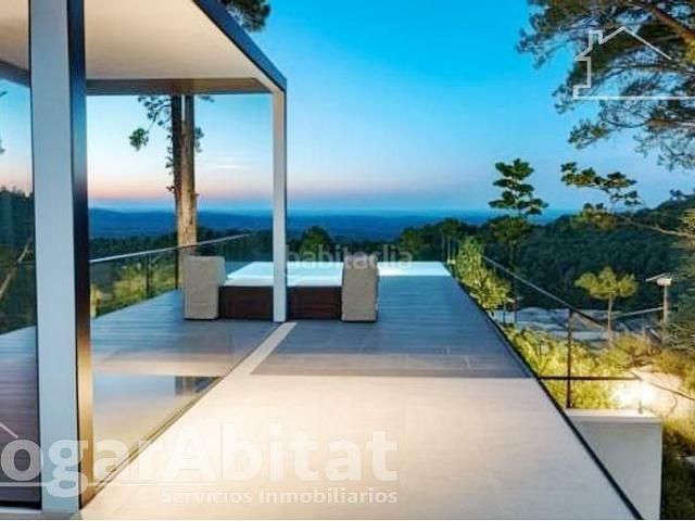 Chalet en venta en Almiserà. ESPECTACULAR VILLA! AMPLIA CON GARAJE, DOS TERRAZAS Y PISCINA PRIVADA. Chalets.