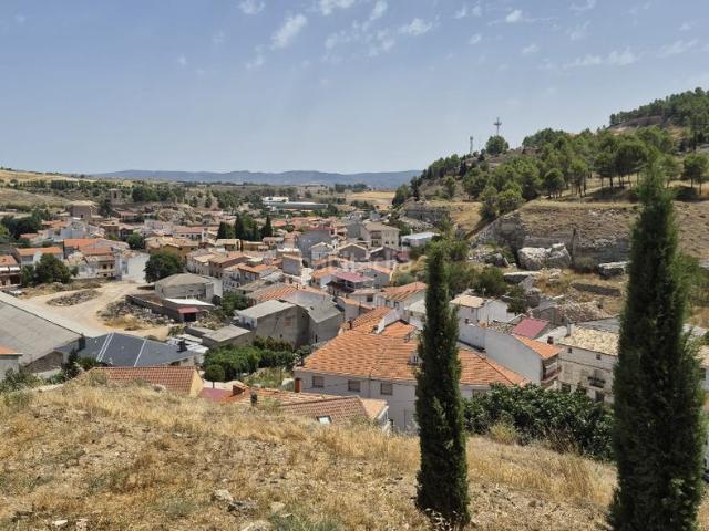 Chalet en venta en Almoguera. Casa con oatio en Almoguera V.P.O. Chalets.