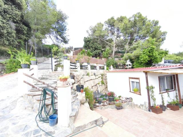 Chalet en venta en Almoster. CASA CON GRAN PARCELA. Chalets.