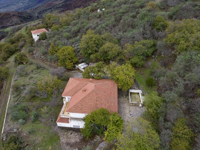 Chalet en venta en Arafo. Inmensa parcela con 2 chalets, ideal para pequeño hotel rural. Chalets.