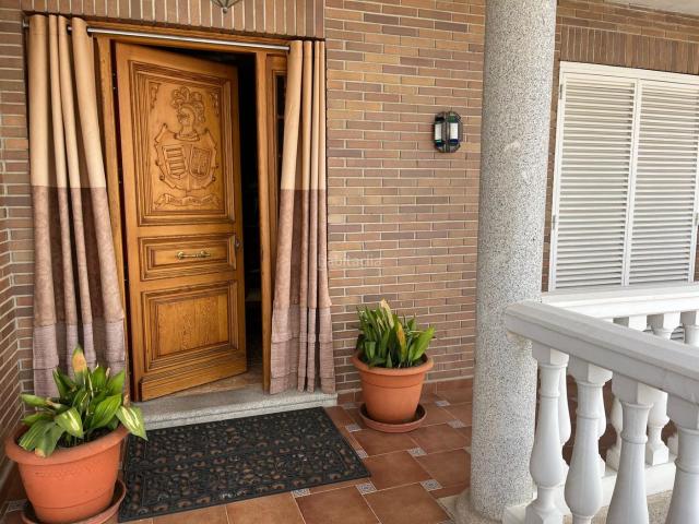 Chalet en venta en Aranjuez, Nuevo Aranjuez Ciudad de las Artes. Fantástico chalet con ascensor y piscina con increibles vistas. Chalets.