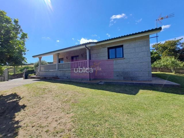 Chalet en venta en Arbo. Chalets.