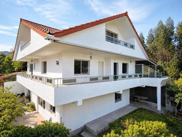 Chalet en venta en Arbo. Gran casa de 9 dormitorios, parcela de 919m2, buena zona, soleada y con vistas. Chalets.