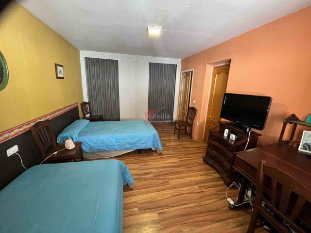 Chalet en venta en Arcas del Villar. CHALET DE GRANDES DIMENSIONES en parcela de 1800 m2. PISCINA CUBIERTA Y GIMNASIO. Chalets Arcas del.