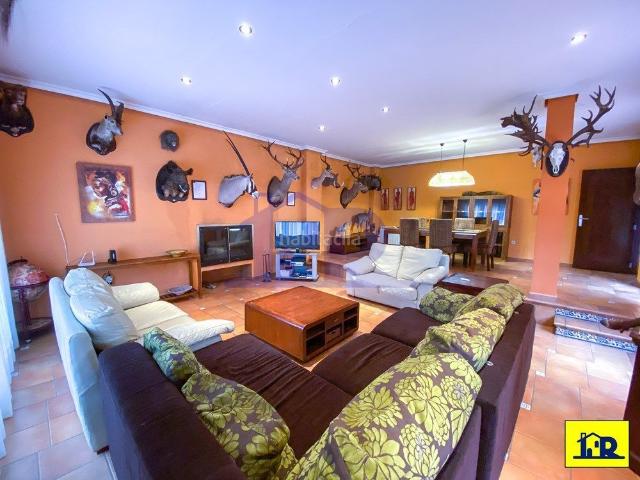 Chalet en venta en Arcas del Villar. Chalet Independiente en venta en Cañada Molina con piscina, 4 hab. y 5 baños, Garaje, Trastero y Amueblado. Chalets Arcas del.