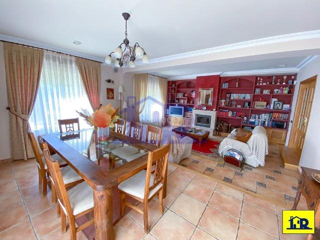 Chalet en venta en Arcas del Villar. Chalet de lujo con piscina a 10 minutos del centro de Cuenca. Chalets Arcas del.